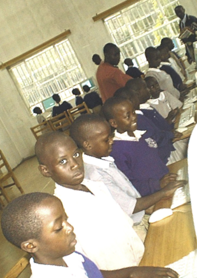 étudiants de l'école primaire Kashozi avec leur nouveau salle d'informatique